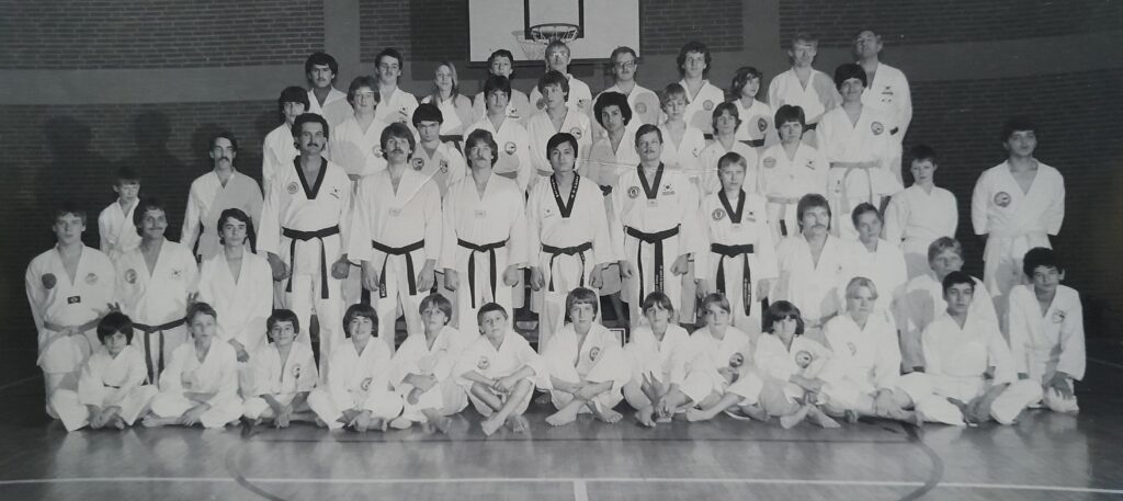 TaeKwondo Gruppenbild im Jahr 1982 in der Turnhalle