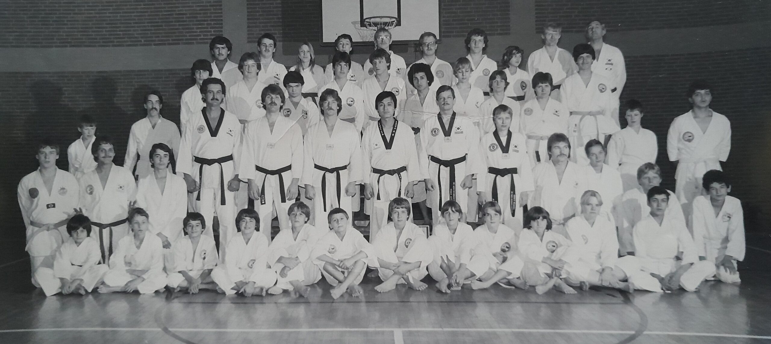 TaeKwondo Gruppenbild im Jahr 1982 in der Turnhalle